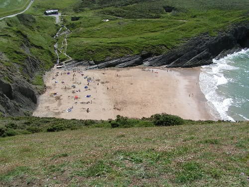 Mwnt, una playa pequeña y con historia Mwnt, una playa pequeña y con historia